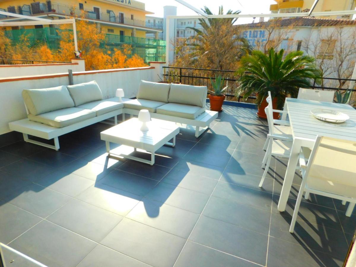 Con Gran Terraza Con Vistas Al Mar En Apartamento