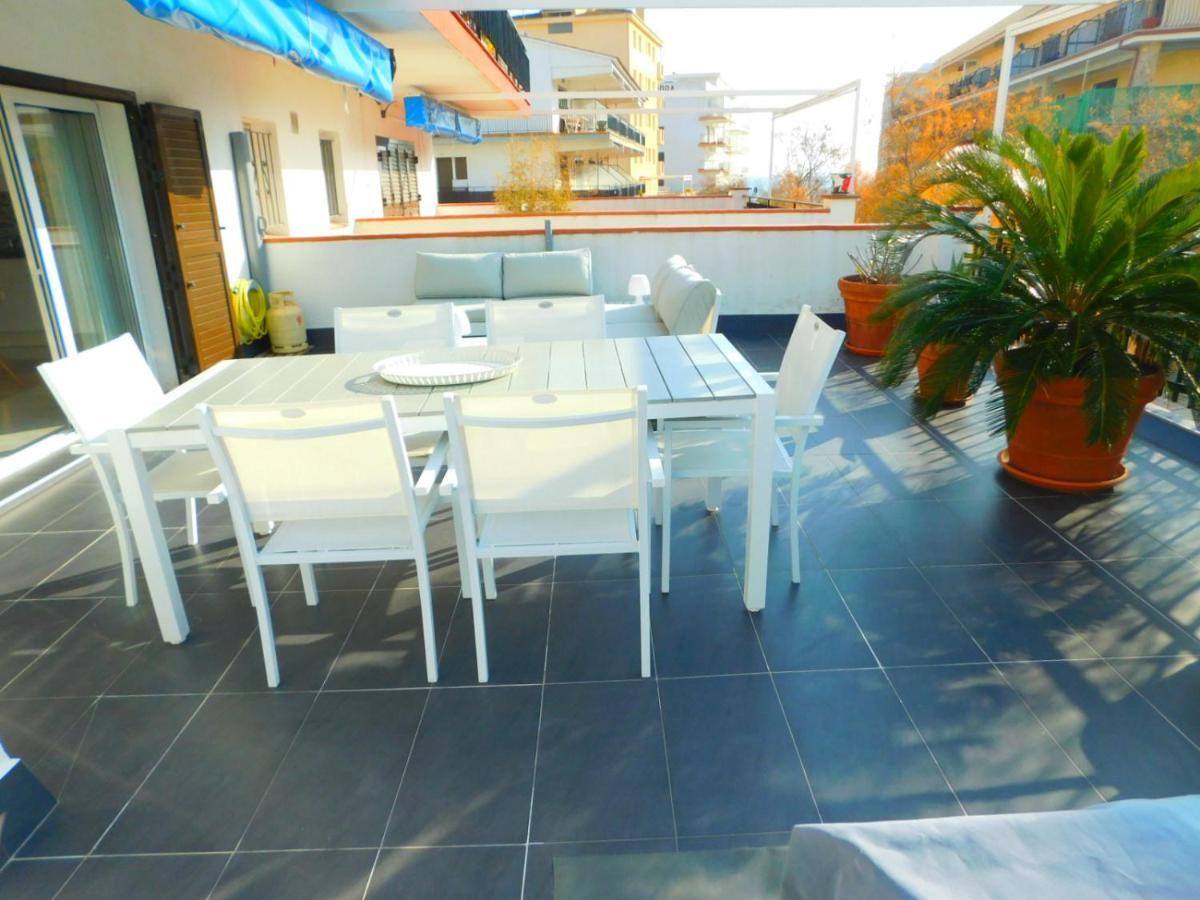Con Gran Terraza Con Vistas Al Mar En Apartamento